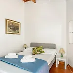 Guesthost - Nest Steps From Cascine Park Apartment